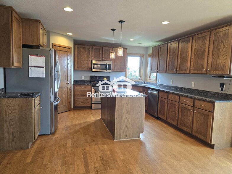 Building Photo - 930 Aspen Cir