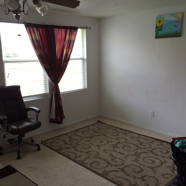 Building Photo - 900 Rose Crystal Way