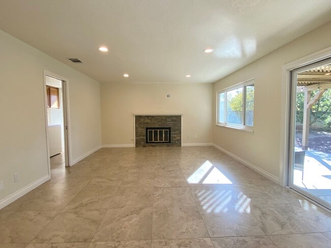 Building Photo - Gorgeous 3 bed 3 bath home in Thousand Oaks - First Time Rental!