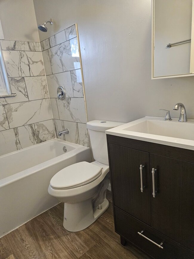 Building Photo - Spacious Bi-level home in New Albany