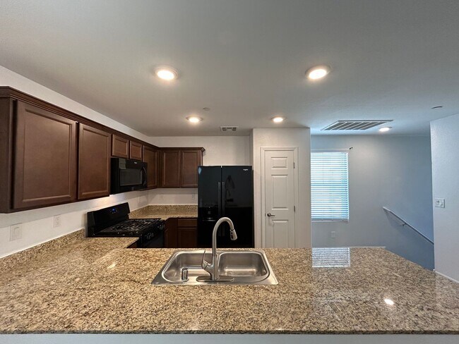 Building Photo - Cozy 2-Bedroom 2-Bathroom Townhouse in Gated Community!