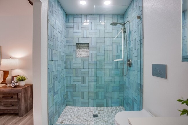 Building Photo - Newly Renovated 3BR/2BA Condo in