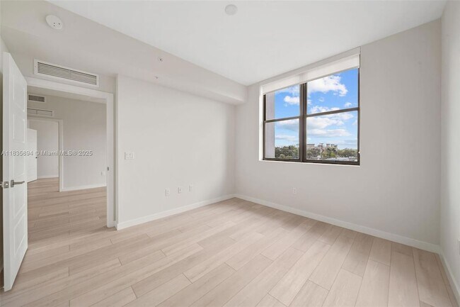 Building Photo - 555 NE 8th St