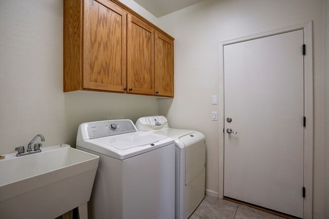 Building Photo - 3 Bedroom, 2 Bath Home in Prescott!