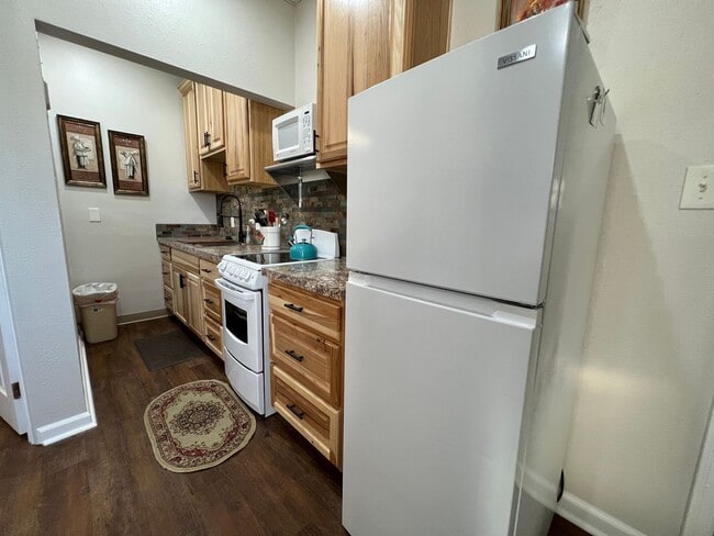 Building Photo - Furnished Short Term or Extended Stay Corporate Vacation Apartment