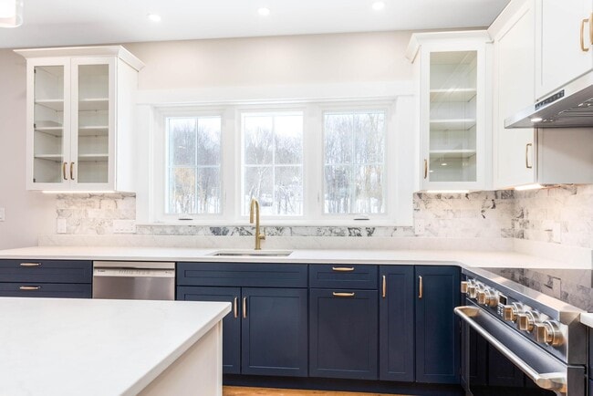 Building Photo - 539 Portsmouth Ave