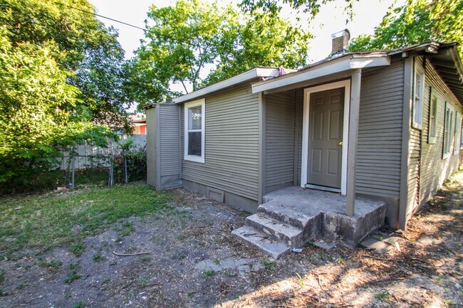 Building Photo - Amazing Home Near Downtown
