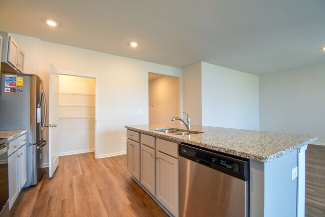 Building Photo - 3 Bedroom Home in Waterside Community of S...