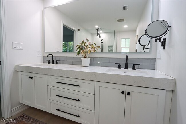 Building Photo - 1327 Sunbury Dr