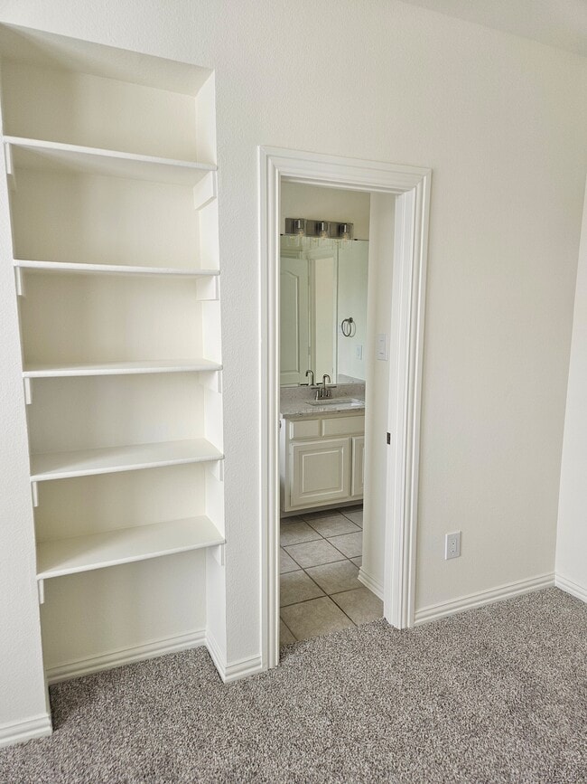 Building Photo - 1732 Auburn Dr