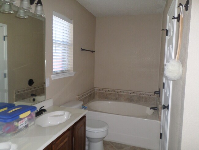 Building Photo - Beautiful 3-2-2 Move In Ready!