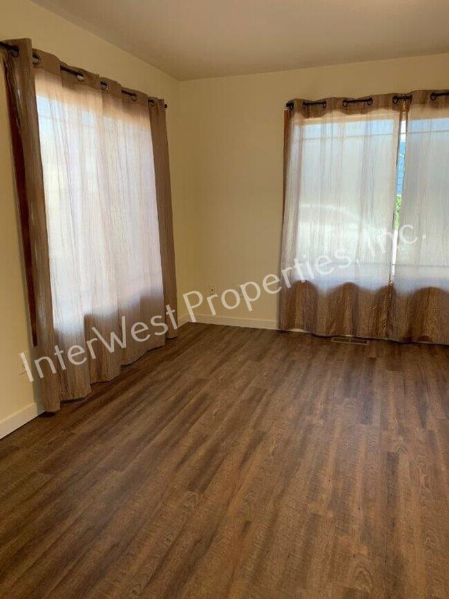 Building Photo - FLIK01-OPM