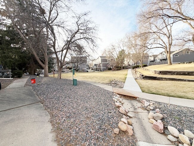 Building Photo - Exceptional 3-bedroom, 2.5-bathroom end unit townhouse located in Arvada