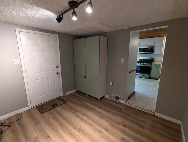 Building Photo - COMING SOON 2 Bedroom 1.5 Bathroom Single ...