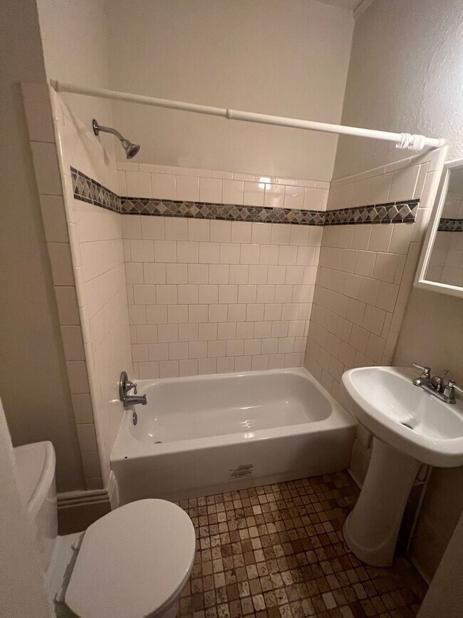 Building Photo - AVAILABLE JUNE 2026 3BR / 2BA in University Area, hardwood floors & natural light