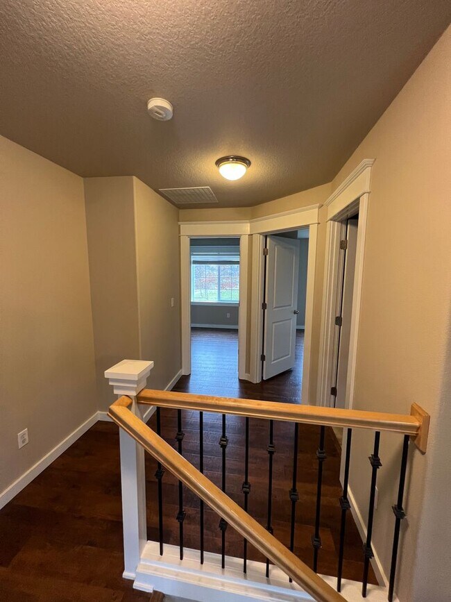 Building Photo - 3-Bedroom 3-Bathroom house across from Candlelight Park