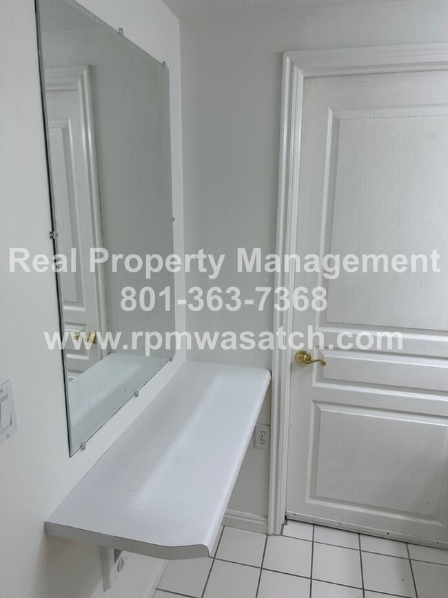 Building Photo - Don't miss out on this gorgeous and spacious basement apartment. It will go fast!!