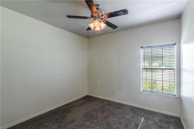 Building Photo - 105 Bluejay Cove