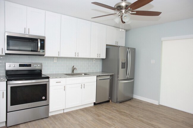 Building Photo - 2 Bedroom Duplex in Naples Park - Annual Rental