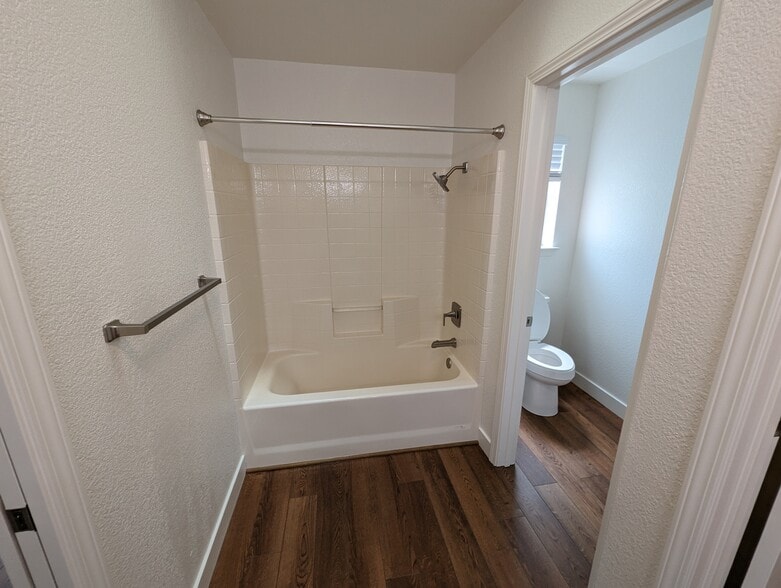 Master bathroom - 225 Shadowrun Ct