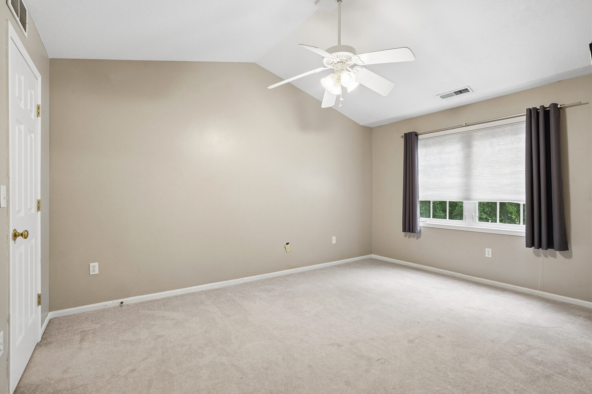 Building Photo - 2100 Meadow Chase Ln