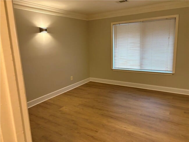 Building Photo - 1914 Powers Ferry Trce SE