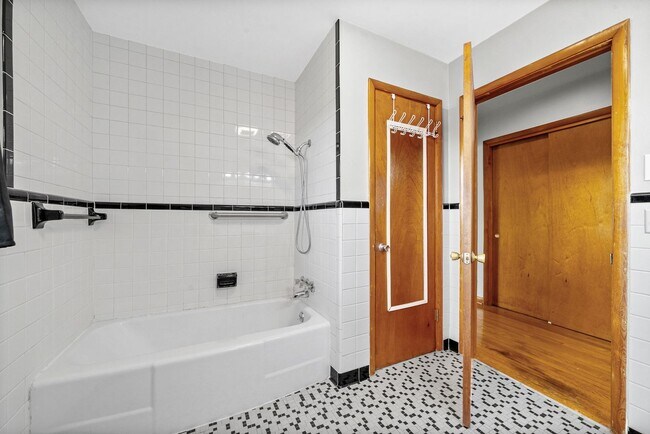 Building Photo - Pet Friendly Two Bedroom!