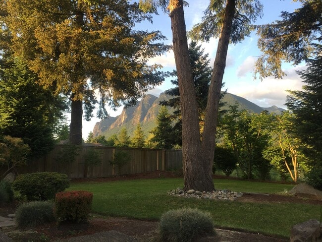 Building Photo - Spacious North Bend Home- 50% off 1 mo!! *