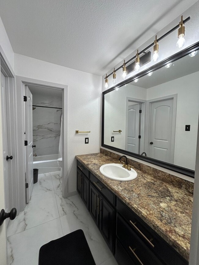 Building Photo - Beautiful Home in Northwest Midland-Los Patios Subdivision