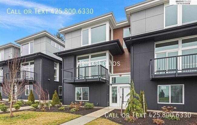 Building Photo - Move-In Ready Townhome with Ground Floor Suite & Views of Olympic Mountains
