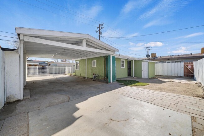Building Photo - 44524 Cedar Ave