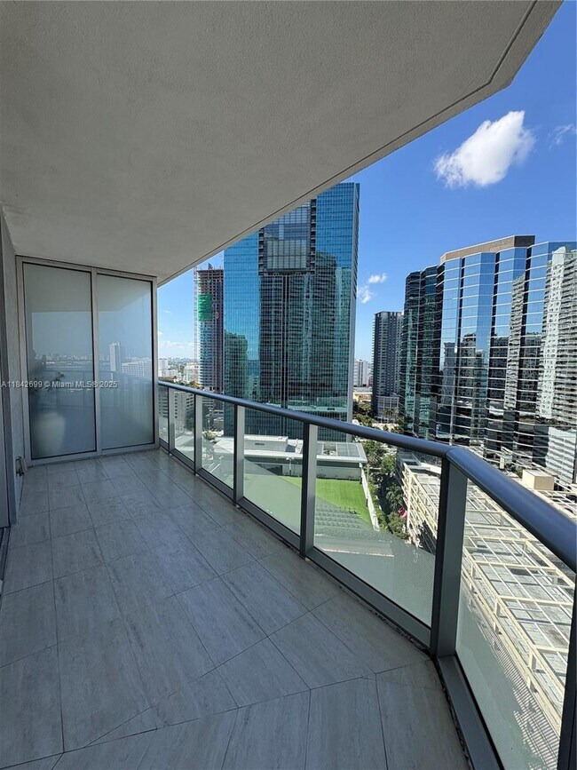 Building Photo - 1300 Brickell Bay Dr
