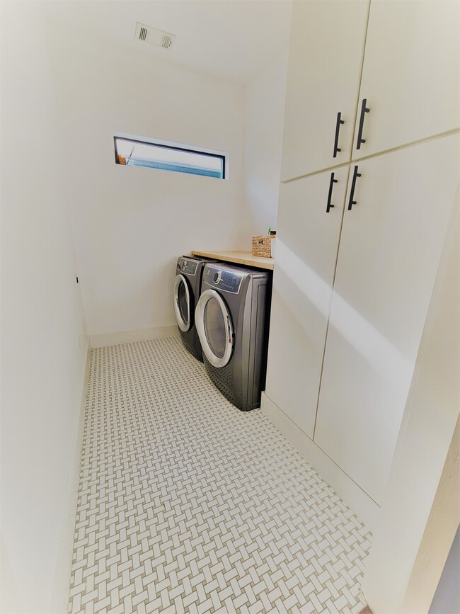 Laundry Room - 5318 Leeland St