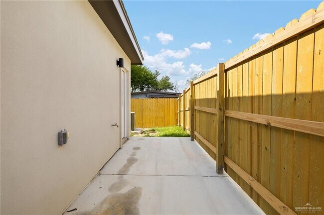 Building Photo - 30 Violet Ave W