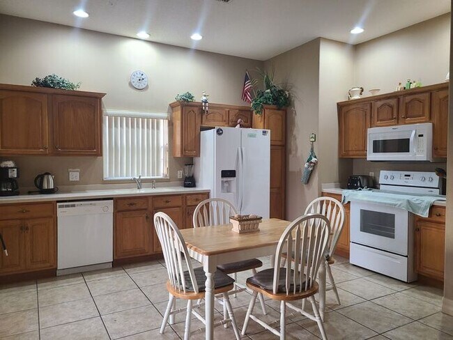 Building Photo - 4BD 4.5 BA Fully furnished home available ...