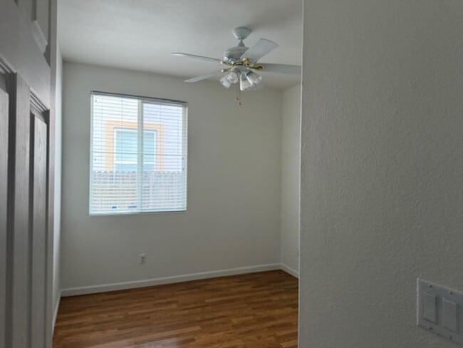 Building Photo - 4 Bed/ 3 Bath House