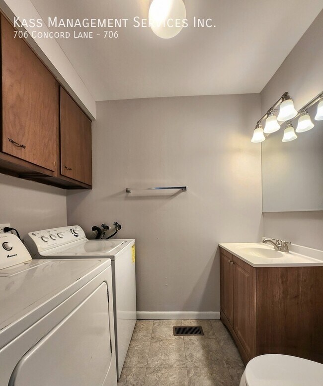 Building Photo - 706 Concord Ln