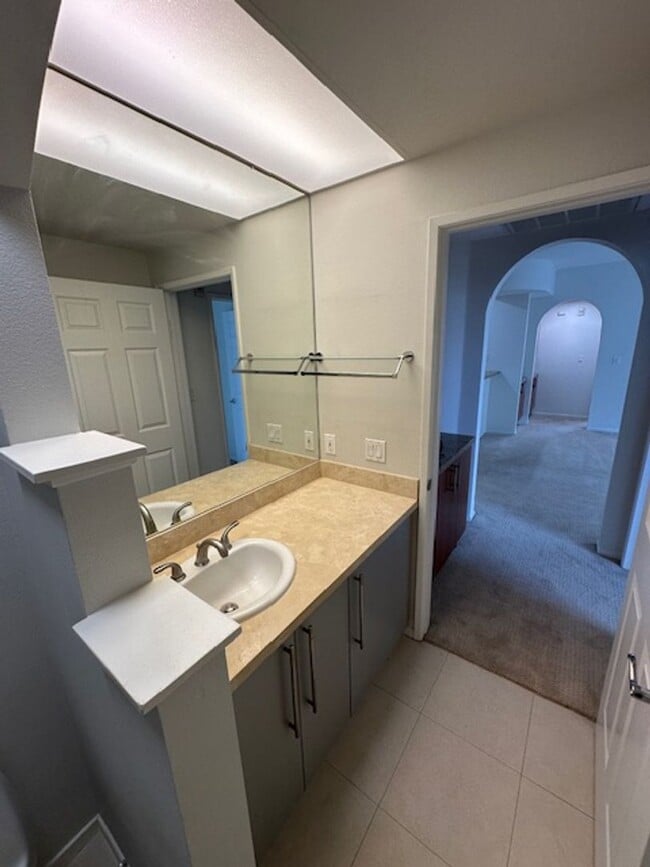 Building Photo - 620 S Gramercy Pl