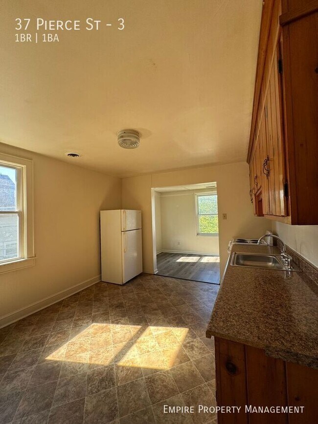 Building Photo - 37 Pierce St