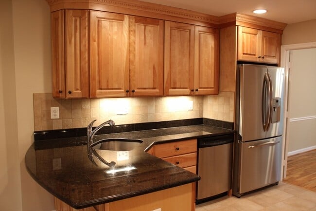 Building Photo - Beautiful 3 bed 2.5 Bath End Unit Brick To...