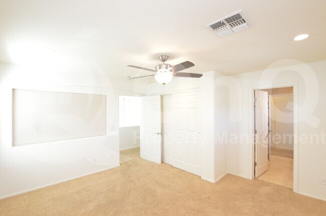 Building Photo - 3105 E Vallejo Dr