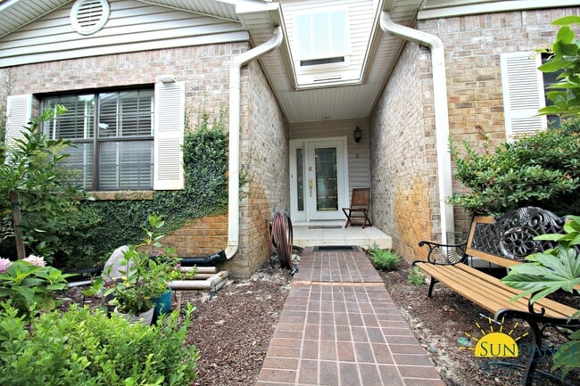 Building Photo - Stunning 3 Bedroom Waterfront Unit in Fort Walton!