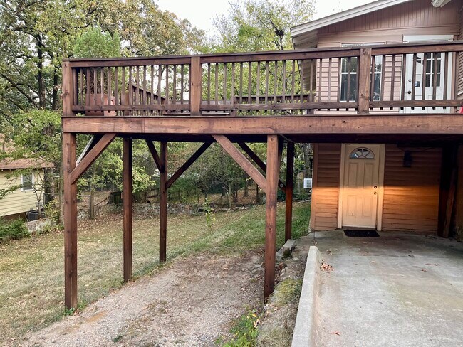 Building Photo - 423 N Van Buren St