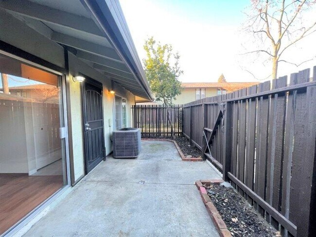 Building Photo - 1732 Sapling Ct