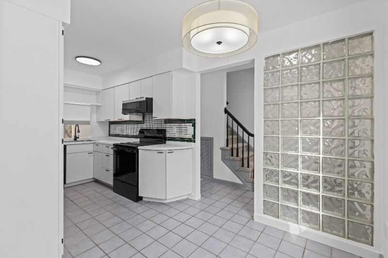 Building Photo - 546 Carriage Cir