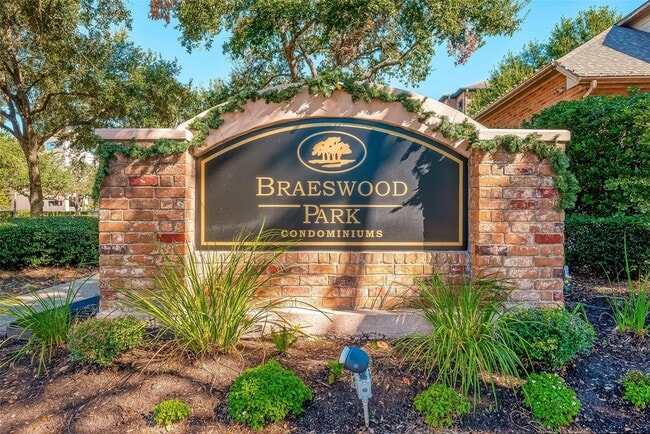 Building Photo - 2255 Braeswood Park Dr