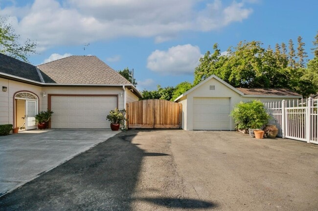 Building Photo - Pendegast House-ADU