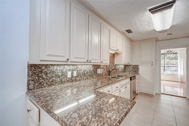 Building Photo - 201 Vanderpool Ln