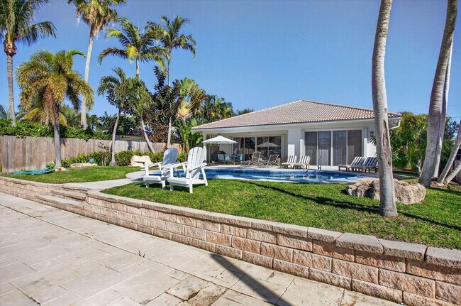 Building Photo - 513 S Riverside Dr