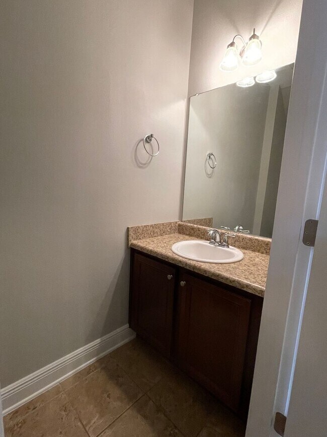 Building Photo - *** MOVE IN SPECIAL! Half OFF 1st Month's Rent!